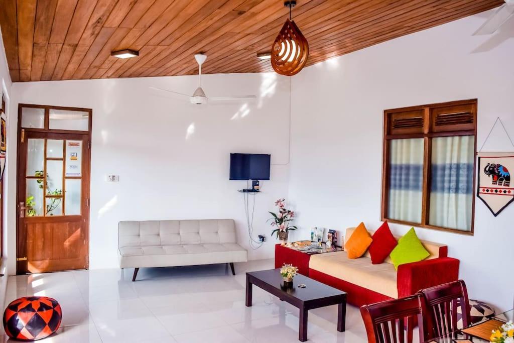Saru Holiday Apartment - Upto 6 Guests Канди Экстерьер фото