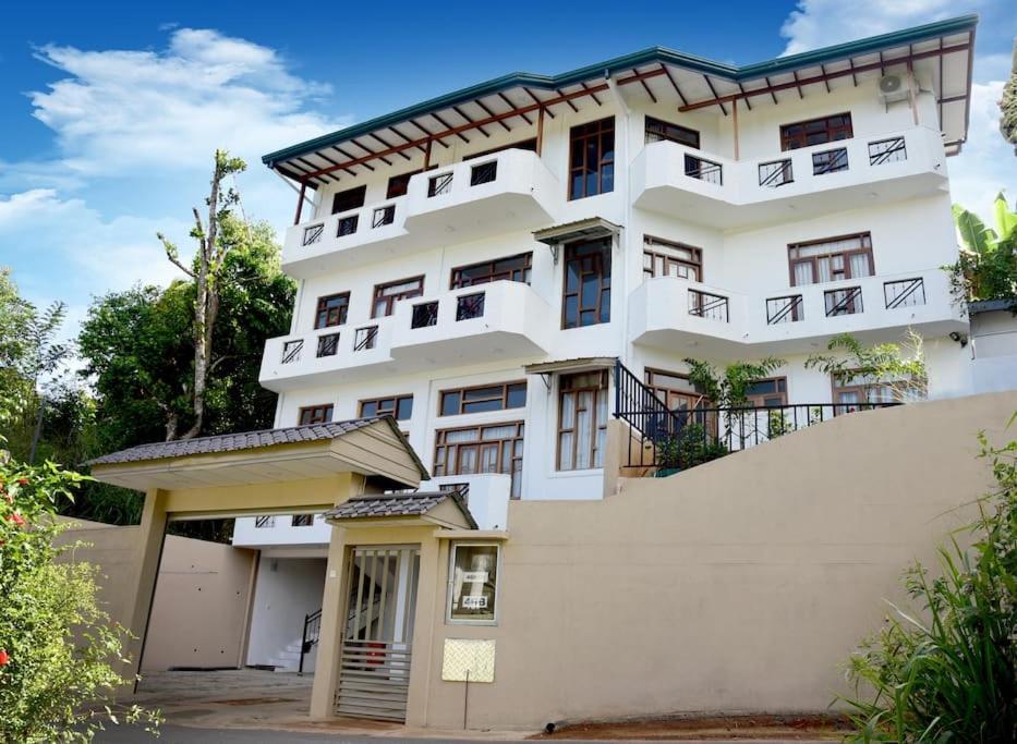 Saru Holiday Apartment - Upto 6 Guests Канди Экстерьер фото